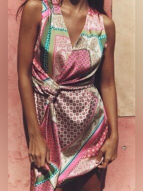 Zara Printed Patchwork Dress (Category: Dresses) located in Manila. Submitted by diane.preloved0328 (Listing ID 1470284822, Image 1). Description: Zara Printed Patchwork V-neck Dress EUR S | USA S | MEX 26 Barely Used .
