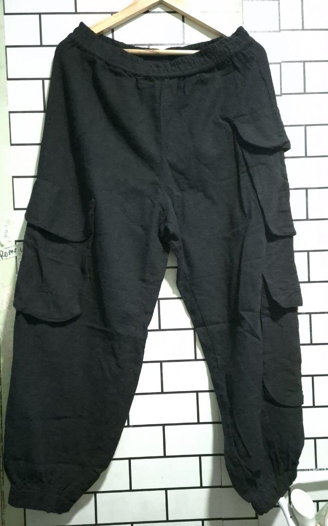 Zara Rare Linen Cargo Jogger (Category: Other Bottoms) located in Bulacan. Submitted by rgrs.collexn (Listing ID 1470195675, Image 2). Description: Super ganda. Kaso, maluwag na sken. Once lang nagamit. Ang lalaki ng pockets. 3 pockets. 32-42" sagad Length: 39" ✨ Check out my listings for more affordable preloved finds! ✨ Please manage your expectations as all items are preloved. Any flaw/s, if applicable, will be clearly indicated in the item de