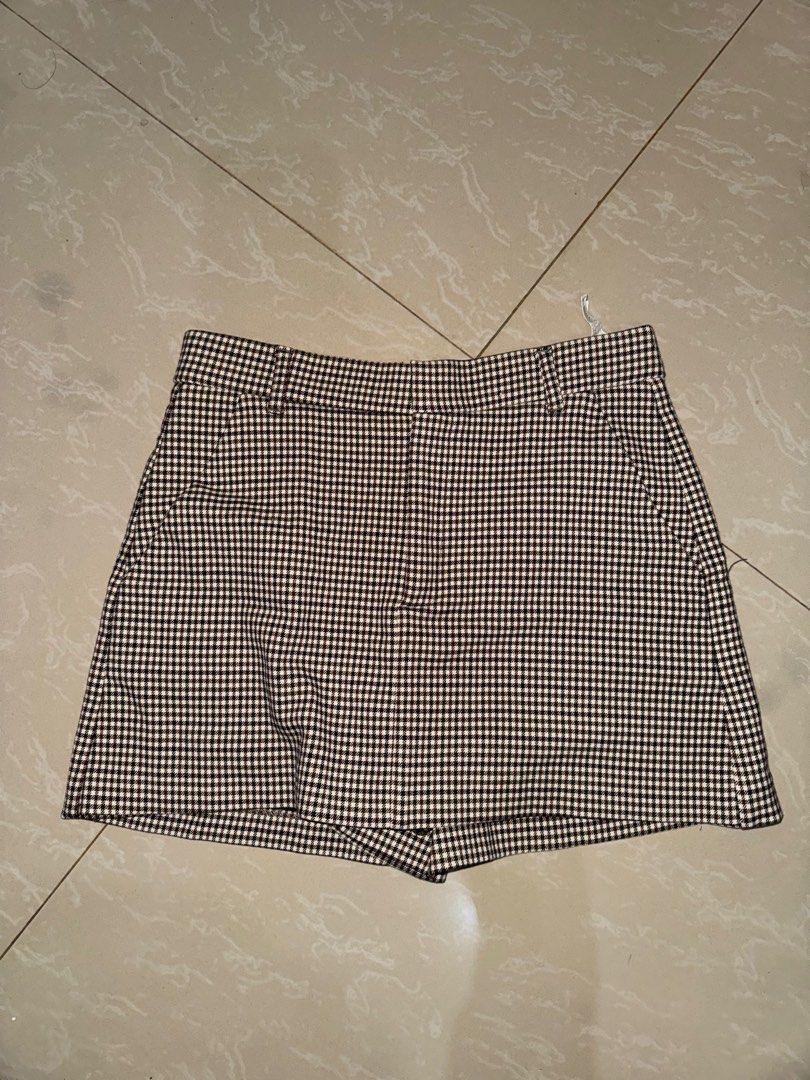 Zara skort (Category: Skirts) located in Davao. Submitted by twogirlsapparel (Listing ID 1470251611, Image 1). Description: .