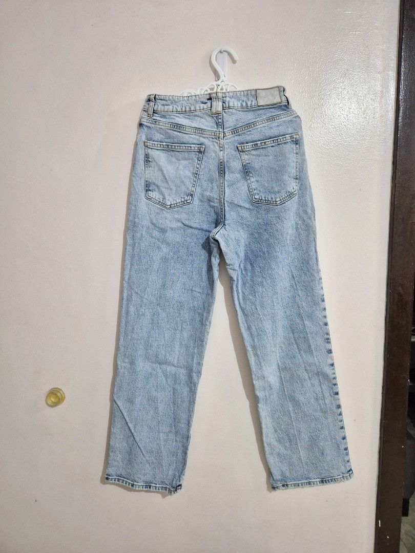 ZARA Straight Highwaist Jeans (Category: Jeans) located in Pasig City. Submitted by rialuna_fire (Listing ID 1470199456, Image 2). Description: Fits size 27-28 Length 38.5".
