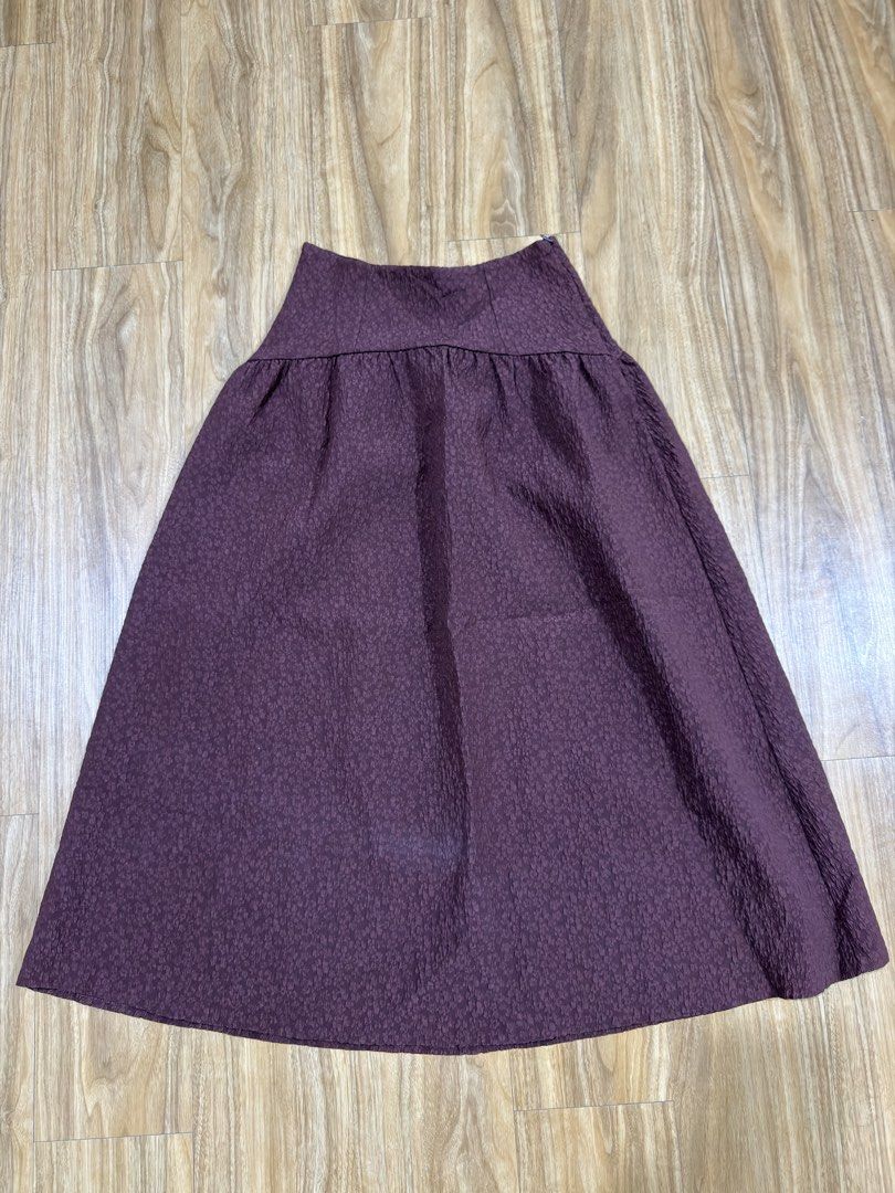 Zara Textured Midi Skirt (Category: Skirts) located in Caloocan City. Submitted by MSCloset_ (Listing ID 1470209144, Image 1). Description: - Brand: Zara - Color: Plum Purple - Size: S (EUR/USA S, MEX 26) - Material: Textured fabric with subtle pattern - Style: Fitted waistband with gathered flare midi skirt - Closure: Side zipper - Condition: Great for casual wear or dressing up for going out - Origin: Made in China.