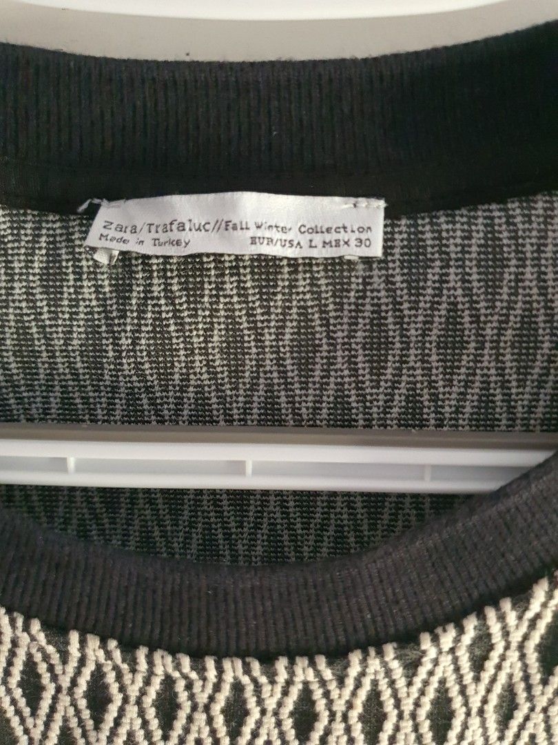 Zara Trafaluc Black & White Diamond Pattern Short Sleeve Top (Category: Shirts) located in Paranaque City. Submitted by love_opaque (Listing ID 1470221271, Image 2). Description: - Brand: Zara Trafaluc (Fall/Winter Collection) Boxy Type - Design: Black & white geometric diamond pattern - Details: Short sleeves with thick black ribbed crewneck collar - Size: EUR/USA L, MEX 30 - Origin: Made in Turkey.