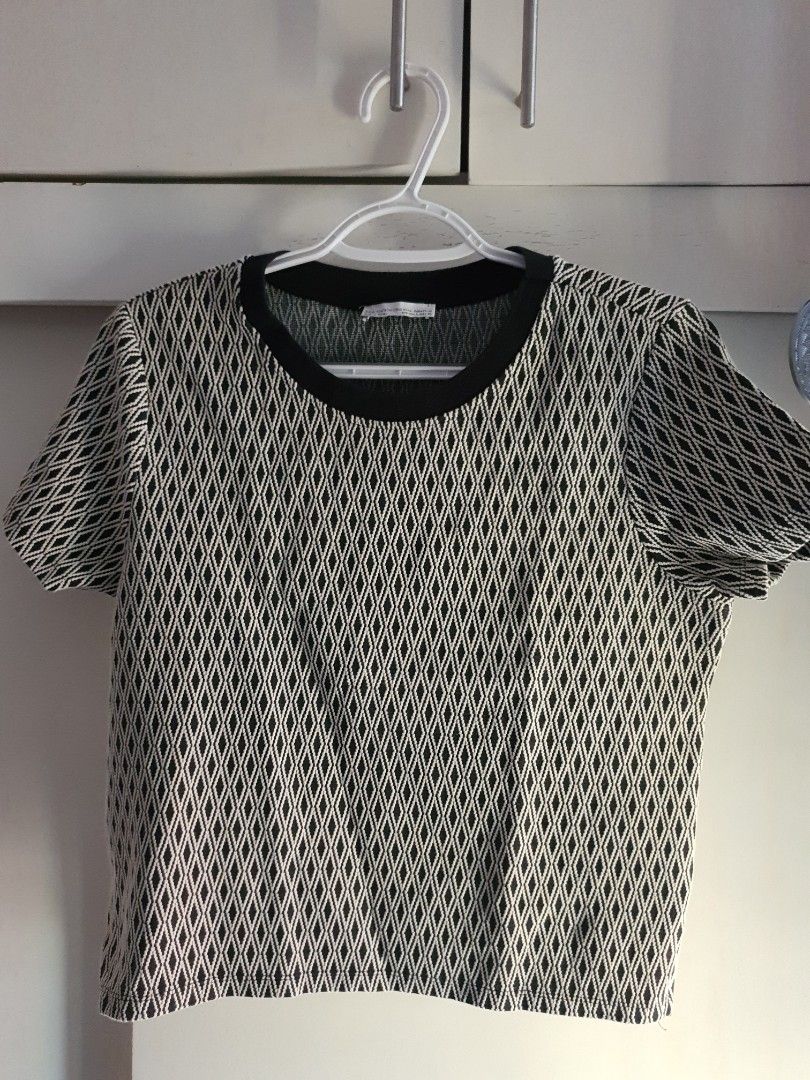 Zara Trafaluc Black & White Diamond Pattern Short Sleeve Top (Category: Shirts) located in Paranaque City. Submitted by love_opaque (Listing ID 1470221271, Image 1). Description: - Brand: Zara Trafaluc (Fall/Winter Collection) Boxy Type - Design: Black & white geometric diamond pattern - Details: Short sleeves with thick black ribbed crewneck collar - Size: EUR/USA L, MEX 30 - Origin: Made in Turkey.