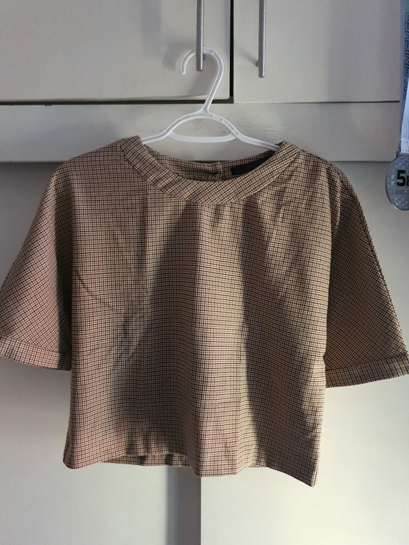 Zara Trafaluc Houndstooth Crop Top Size L (Category: Sleeveless) located in Paranaque City. Submitted by love_opaque (Listing ID 1470222061, Image 1). Description: - Brand: Zara Trafaluc - Size: L - Pattern: Brown & black houndstooth / plaid - Style: Short sleeves, button-up front closure, crop top - Origin: Made in Morocco - Condition: Great for pairing with high-waisted skirts or pants.