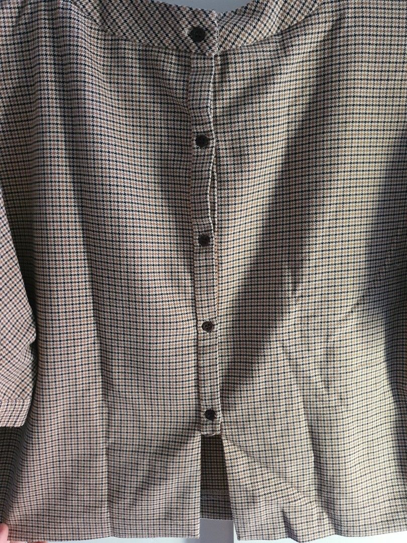 Zara Trafaluc Houndstooth Crop Top Size L (Category: Sleeveless) located in Paranaque City. Submitted by love_opaque (Listing ID 1470222061, Image 3). Description: - Brand: Zara Trafaluc - Size: L - Pattern: Brown & black houndstooth / plaid - Style: Short sleeves, button-up front closure, crop top - Origin: Made in Morocco - Condition: Great for pairing with high-waisted skirts or pants.