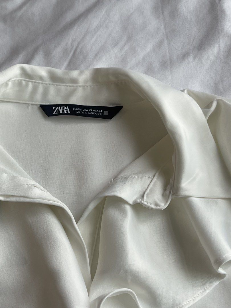 Zara White Ruffle Short Sleeve Blouse (Category: Blouses) located in Taguig. Submitted by buymythingsty (Listing ID 1470151179, Image 2). Description: Decluttering .