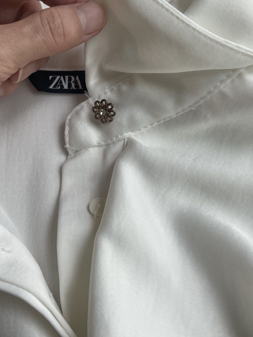 Zara White Ruffle Short Sleeve Blouse (Category: Blouses) located in Taguig. Submitted by buymythingsty (Listing ID 1470151179, Image 3). Description: Decluttering .