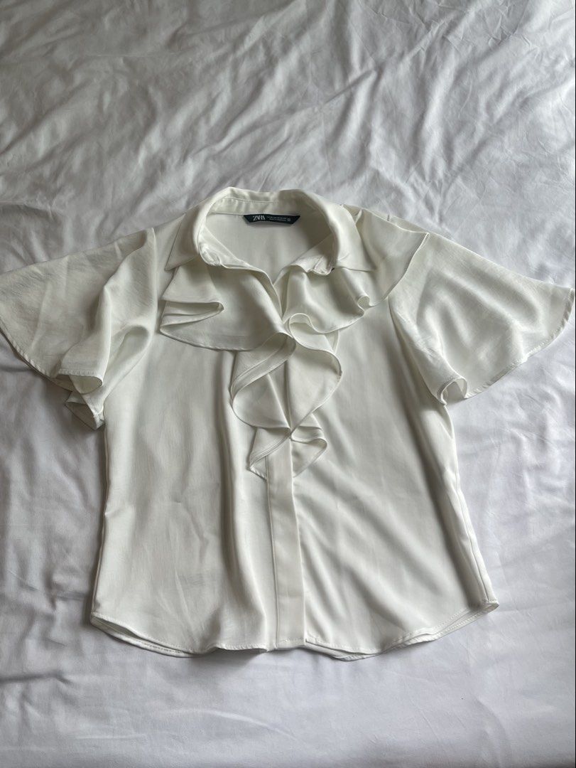 Zara White Ruffle Short Sleeve Blouse (Category: Blouses) located in Taguig. Submitted by buymythingsty (Listing ID 1470151179, Image 1). Description: Decluttering .