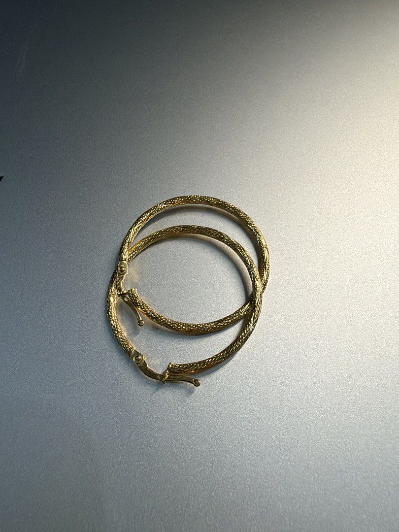18K Gold Hoop Earrings Matte Design (Category: Earrings) located in Rodriguez. Submitted by jrms23 (Listing ID 1470393218, Image 1). Description: - Textured gold-tone finish with a classic round shape - Medium size and lightweight design for all-day comfort - Secure click-top clasp closure for safe, easy wear - Versatile and timeless style suitable for any occasion - 2 g.