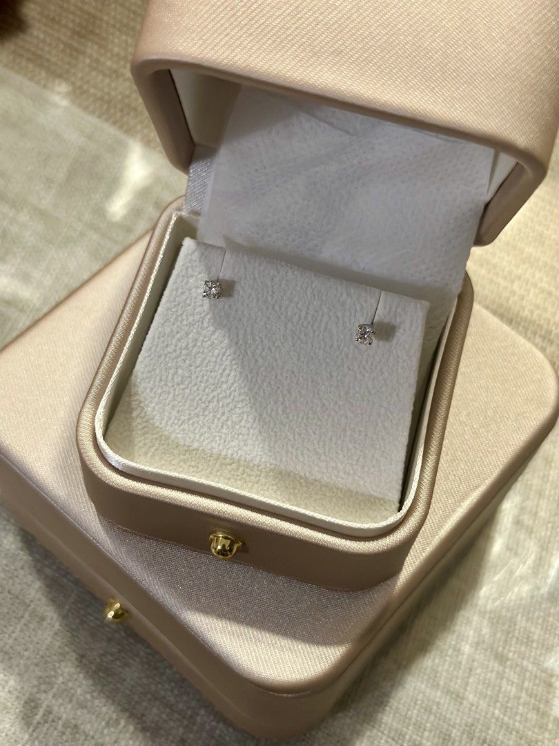 18k WhiteGold Stud Earrings (Category: Earrings) located in Cavite. Submitted by art_declutter (Listing ID 1470519241, Image 1). Description: Total of 1ct.