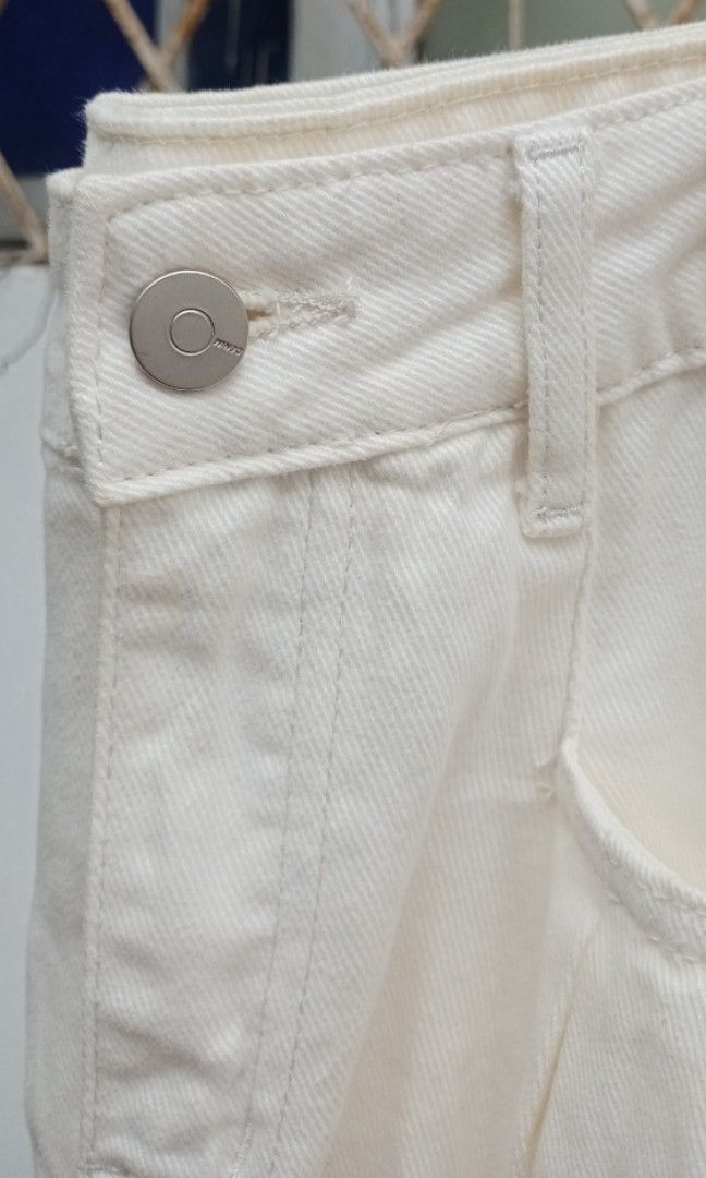 250 (Category: Shorts) located in Davao. Submitted by kannikasok1987 (Listing ID 1470475605, Image 3). Description: Wd side pocket Waist 28-29 Hips 40 L 16 good as new.