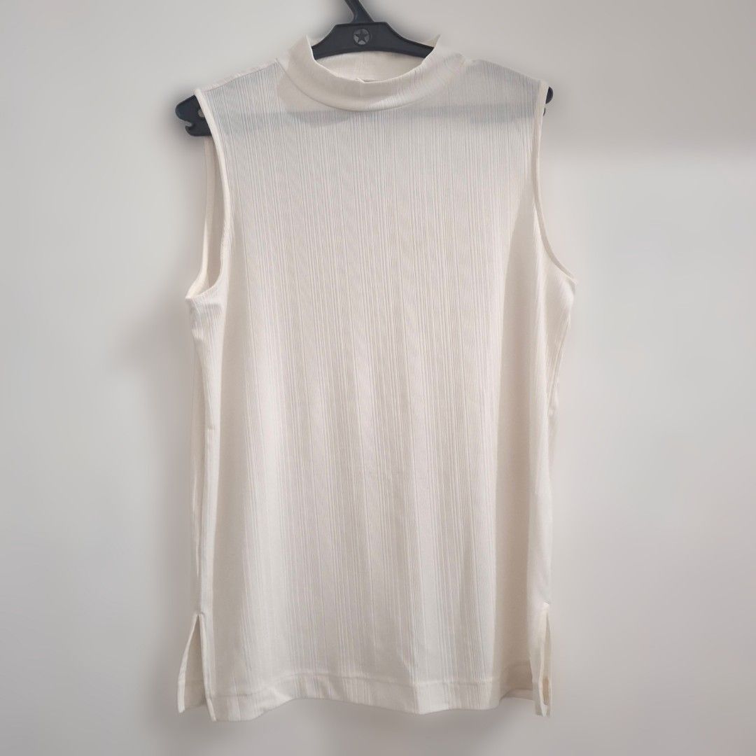 2 pcs bundle uniqlo sleeveless sando top white (Category: Sleeveless) located in Caloocan City. Submitted by hazedeclutters (Listing ID 1470455923, Image 1). Description: medium.