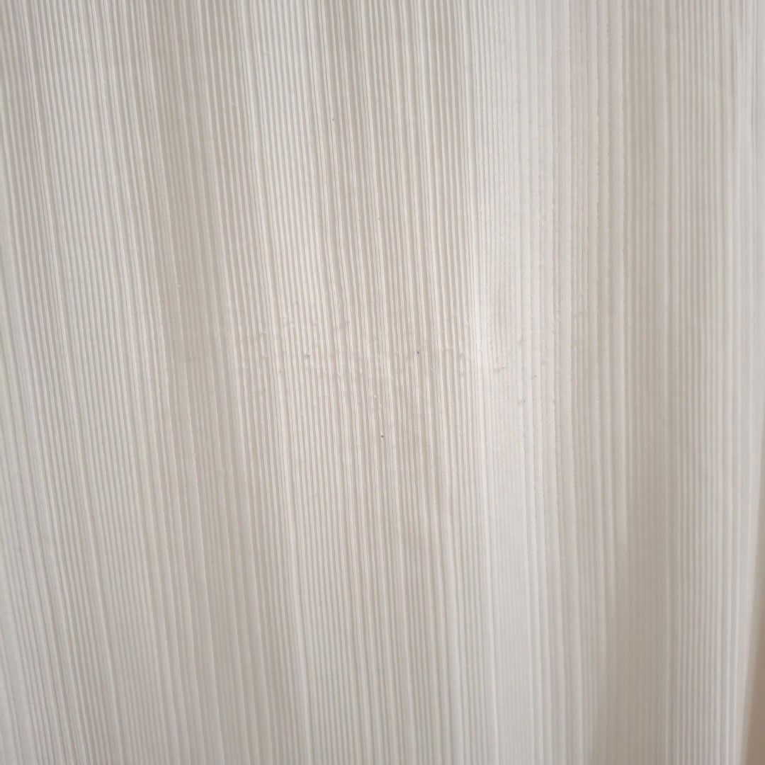 2 pcs bundle uniqlo sleeveless sando top white (Category: Sleeveless) located in Caloocan City. Submitted by hazedeclutters (Listing ID 1470455923, Image 3). Description: medium.