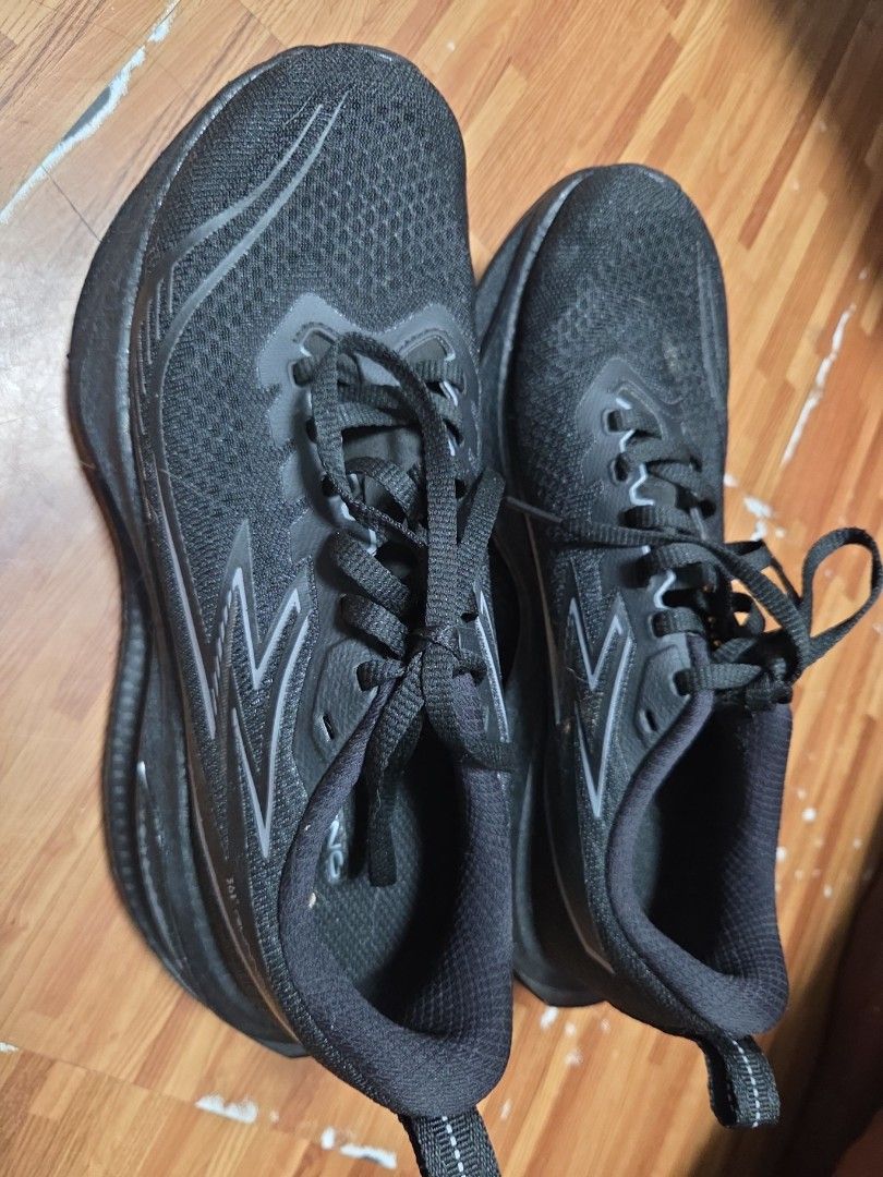 361 Degrees Carbon Plate Running Shoes Black (Category: Sneakers) located in Manila. Submitted by anneclariceyanga (Listing ID 1470478996, Image 1). Description: - Brand: 361 Degrees - Color: Black with dark grey branding - Sole: Thick cushioned midsole with carbon-fiber cutout design and clean treads with minimal wear - Upper: Breathable mesh - Inclusions: Laces included - Condition: Excellent, barely used.