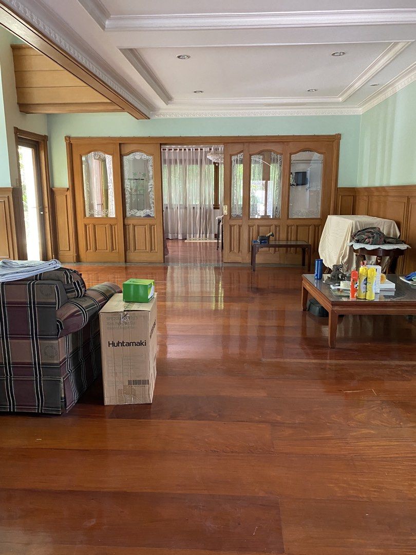 4BR Ayala Heights phase 4 (Category: House & Lot) located in Quezon City. Submitted by inaroman (Listing ID 1470421051, Image 3). Description: Located near C5 gate with 445 sqm of floor area on a 465 sqm lot. Classical architecture 2 sty house with big storage attic, 4 bedroom with individual toilet & bath. Office room with powder room on the ground floor. Maids & Drivers room. Ideal family or rental investment. Below market price at P135M.