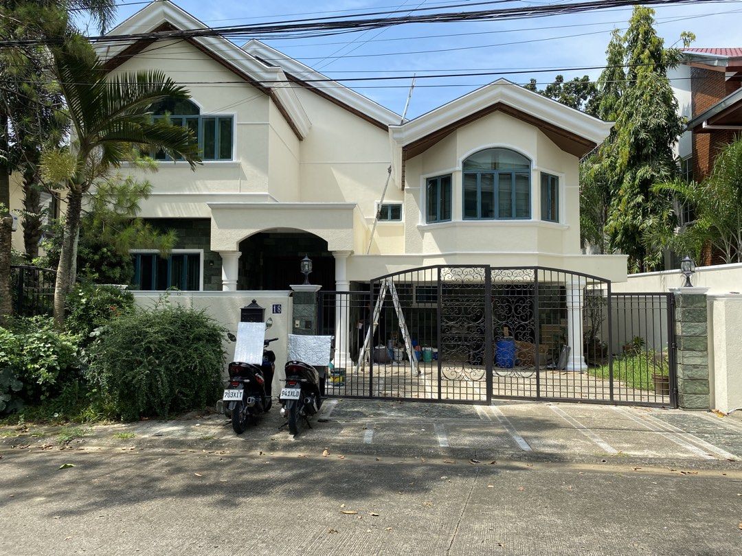 4BR Ayala Heights phase 4 (Category: House & Lot) located in Quezon City. Submitted by inaroman (Listing ID 1470421051, Image 2). Description: Located near C5 gate with 445 sqm of floor area on a 465 sqm lot. Classical architecture 2 sty house with big storage attic, 4 bedroom with individual toilet & bath. Office room with powder room on the ground floor. Maids & Drivers room. Ideal family or rental investment. Below market price at P135M.