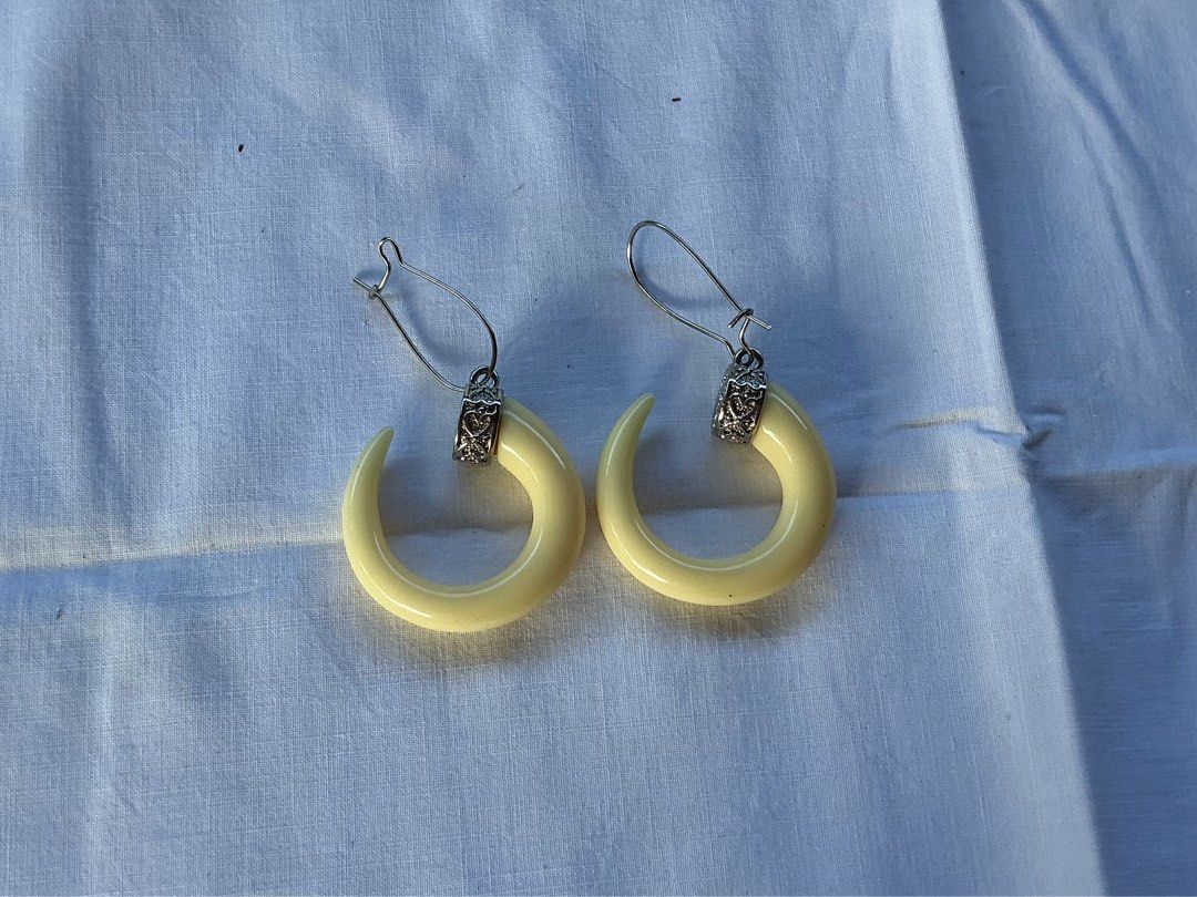 70's Hoop Vintage Earrings (Category: Earrings) located in Pinamalayan. Submitted by _dragonfly (Listing ID 1470373722, Image 3). Description: 100 take both! 50 each .