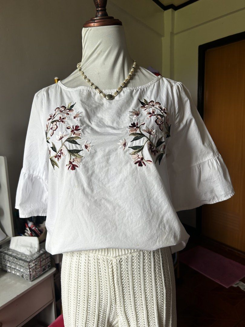 7M embroidered white blouse (Category: Blouses) located in Cainta. Submitted by ziellune (Listing ID 1470383874, Image 1). Description: .