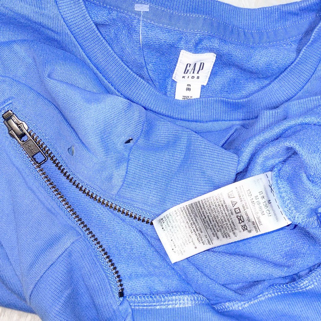 8 Years Old Gap Sweater Heart (Category: Babies & Kids Fashion) located in Bulacan. Submitted by jexmd (Listing ID 1470455863, Image 3). Description: May stain sa likod pero hindi pa nasuot.