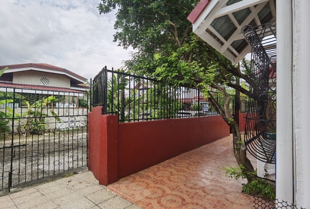 📌 FOR RENT (Category: House & Lot) located in Manila. Submitted by sky63765 (Listing ID 1470511460, Image 1). Description: 🏡 HOUSE FOR RENT 📍 T1, Multinational Village, Parañaque City ✨PROPERTY DETAILS 🏢 2-Storey House 🛏️ 3 Bedrooms 🛋️ Semi-Furnished 🚗 1-Car Indoor Garage 🚙 Outdoor Parking for 2 Cars 💰 MONTHLY RENT: ₱40,000 📩 Message us for more details and to schedule a viewing..
