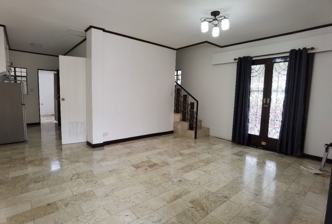 📌 FOR RENT (Category: House & Lot) located in Manila. Submitted by sky63765 (Listing ID 1470511460, Image 2). Description: 🏡 HOUSE FOR RENT 📍 T1, Multinational Village, Parañaque City ✨PROPERTY DETAILS 🏢 2-Storey House 🛏️ 3 Bedrooms 🛋️ Semi-Furnished 🚗 1-Car Indoor Garage 🚙 Outdoor Parking for 2 Cars 💰 MONTHLY RENT: ₱40,000 📩 Message us for more details and to schedule a viewing..