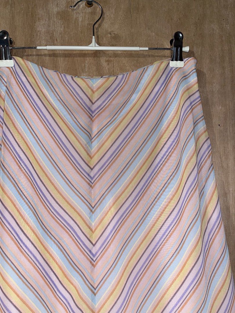 ♡ Pastel Chevron Stripe Midi Skirt✨ (Category: Skirts) located in Lupon. Submitted by weilclstle (Listing ID 1470507584, Image 2). Description: °~ Size: W-28 inch, L-22.5 inch (Has a dot flaws) °~ Measurements are taken manually, so slight measurement variations may occur. 𐙚 ‧₊˚ ⋅ Seller’s Reminders ‧₊˚ ⋅ 𐙚 ~ payment first ~ manage your expectations as these clothes are thrifted ~shipping fee will be shoulder by the buyer ~ issues will be state