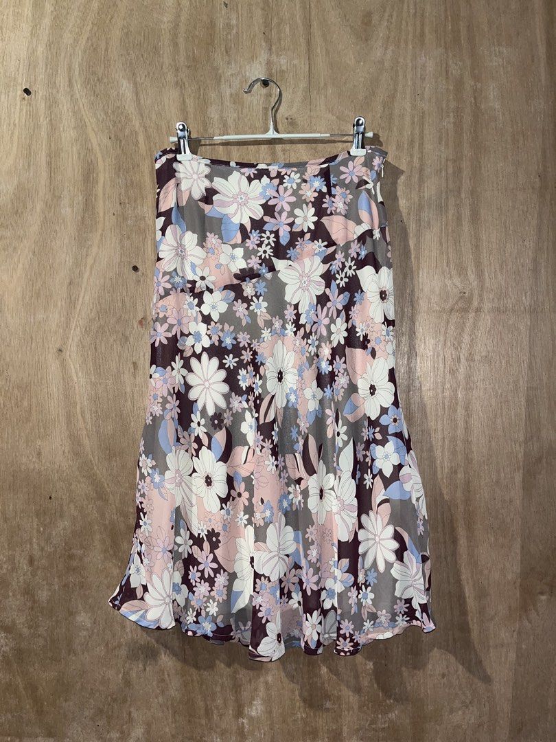 ♡ Retro Daisy Floral Flared Midi Skirt ✨ (Category: Skirts) located in Lupon. Submitted by weilclstle (Listing ID 1470506537, Image 1). Description: °~ Size: W-28 inch, L-29 inch °~ Measurements are taken manually, so slight measurement variations may occur. 𐙚 ‧₊˚ ⋅ Seller’s Reminders ‧₊˚ ⋅ 𐙚 ~ payment first ~ manage your expectations as these clothes are thrifted ~shipping fee will be shoulder by the buyer ~ issues will be stated if there’s an