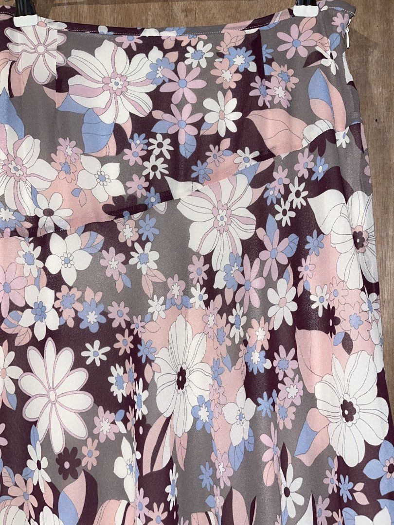 ♡ Retro Daisy Floral Flared Midi Skirt ✨ (Category: Skirts) located in Lupon. Submitted by weilclstle (Listing ID 1470506537, Image 2). Description: °~ Size: W-28 inch, L-29 inch °~ Measurements are taken manually, so slight measurement variations may occur. 𐙚 ‧₊˚ ⋅ Seller’s Reminders ‧₊˚ ⋅ 𐙚 ~ payment first ~ manage your expectations as these clothes are thrifted ~shipping fee will be shoulder by the buyer ~ issues will be stated if there’s an