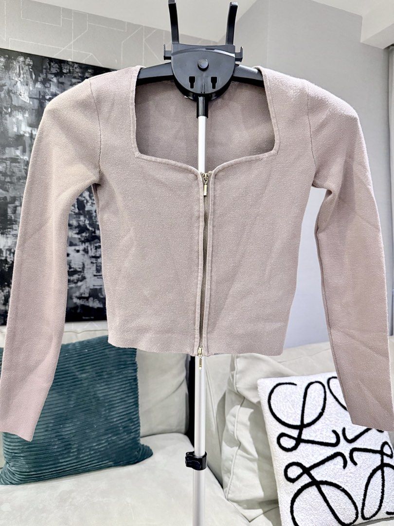 Abercrombie beige sweatshirt top square neckline (Category: Longsleeves) located in Taguig. Submitted by annebydesign (Listing ID 1470377957, Image 2). Description: Hi everyone. Selling this Abercrombie beige sweatshirt top square neckline for ₱500. Retail for ₱2k+ •Like new. Decluttered from the studio •Size Small •Front zip closure. Gold hardware •Thick & heavy kind of fabric- Loc: Taguig BGC Mop: GCash/ BDO/ BPI Mod: Rider pick up.