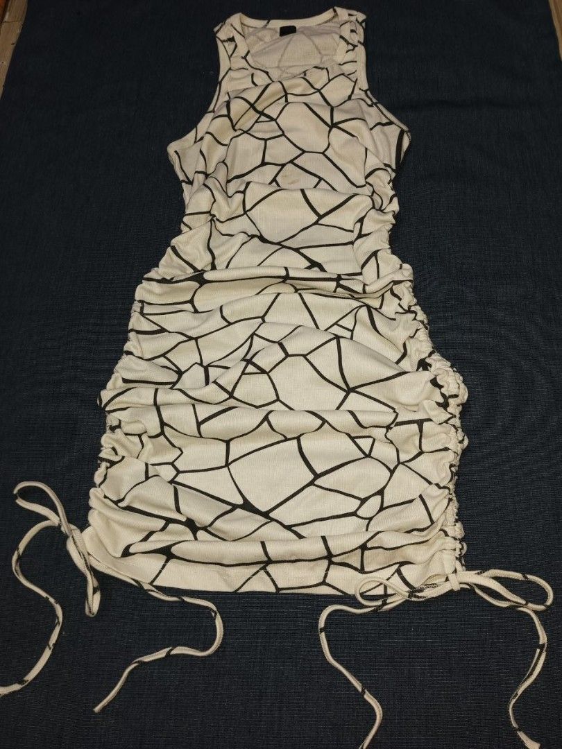 Abstract bodycon dress (Category: Dresses) located in Manila. Submitted by superdex29 (Listing ID 1470445824, Image 1). Description: SIZE: 11×29 dimes ‎USED BUT NOT ABUSE ‎RFS : NEED FUNDS ISSUE: SMALL STAIN (WASHABLE) ‎.