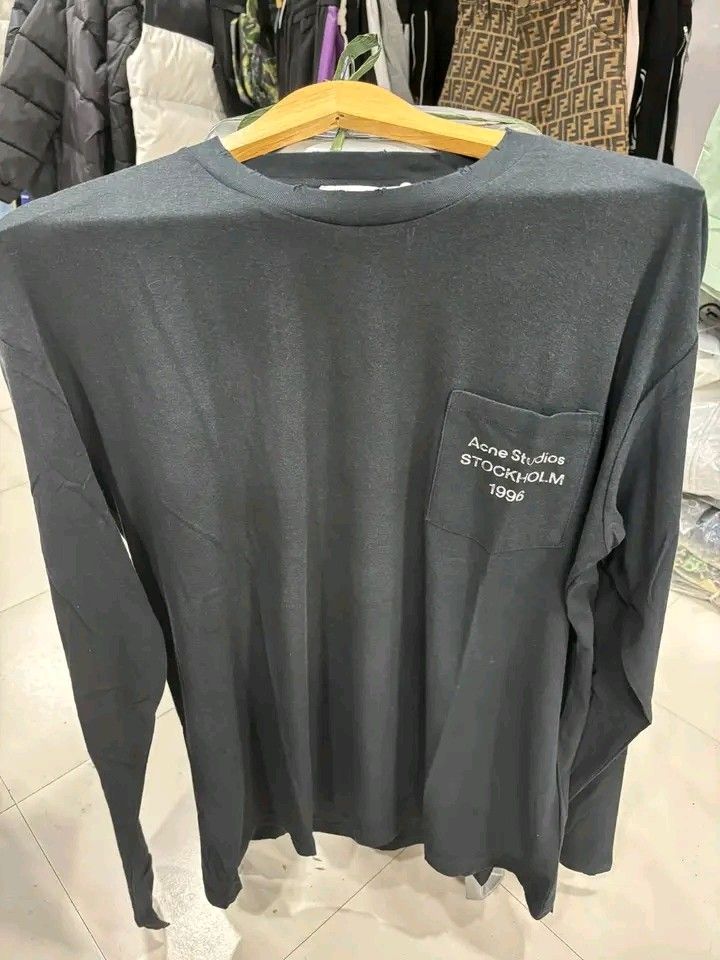Acne STUDI0S blend distress l/s (Category: Luxury Apparel) located in Navotas City. Submitted by DalVintage (Listing ID 1470508659, Image 1). Description: Unisex 23 width 29.5 length L to XL as new.