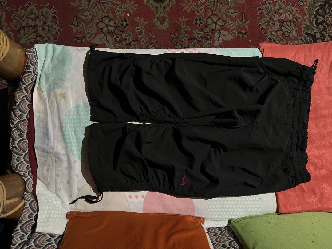 Adidas capri pants (Category: Activewear) located in Manila. Submitted by thrift_mo_kuys (Listing ID 1470555731, Image 3). Description: .