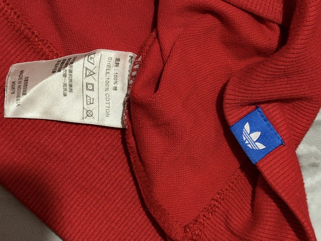 Adidas long-sleeve sweatshirt (Category: Coats, Jackets and Outerwear) located in Quezon City. Submitted by pinkystrends.co (Listing ID 1470488926, Image 3). Description: .