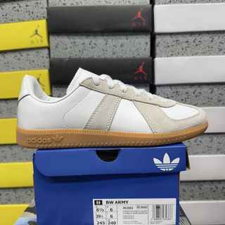 (Category: ) located in . Submitted by pickplanet_sneaker_shirt (Listing ID 1470536551, Image 1). Description: .