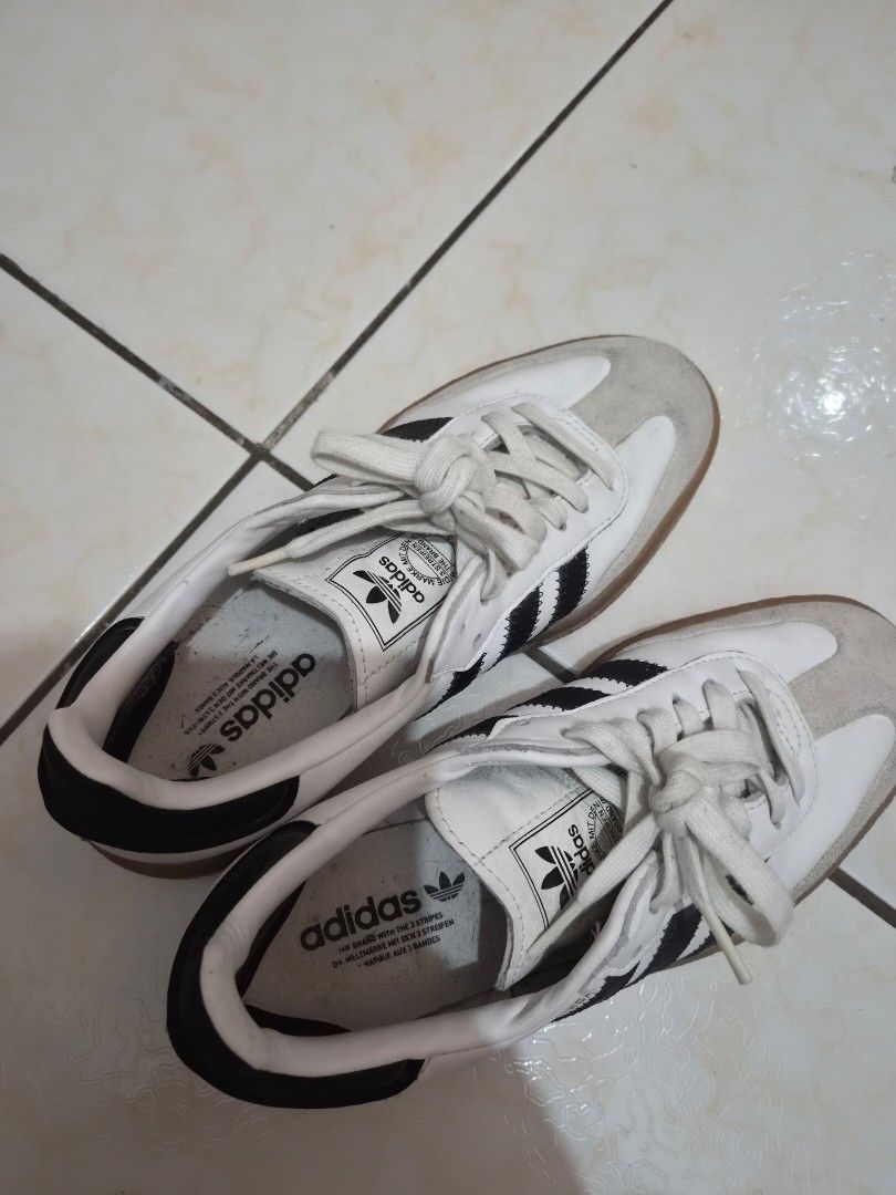 Adidas Samba White Black Leather Sneakers (Category: Sneakers) located in Manila. Submitted by kimnamjoonist (Listing ID 1470539113, Image 2). Description: - White/Core black/Gold Met - Upper Material: Nubuck, Leather - Inner Material: Textile, Synthetic - Sole Material: Rubber - Heel Height: Low (0-5.5cm) - US 7, women - RFS: not used, more of dollshoes girly - Location: BGC or South Cembo.