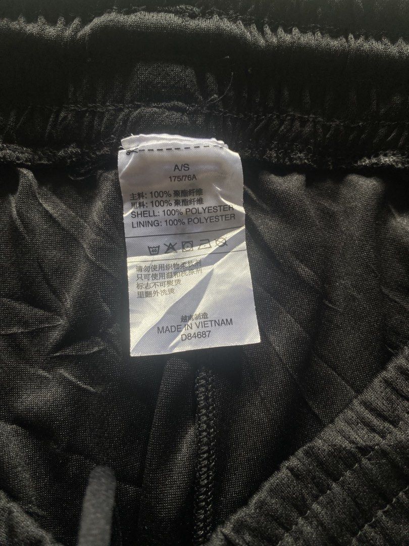 Adidas Short (Category: Shorts) located in Ozamiz City. Submitted by thriftnikael (Listing ID 1470517079, Image 3). Description: waist: 28 ( 26-34 ) length: 18 thigh: 13 hem: 12 Color rate: 10/10 Condition: 10/10 Issue: na.