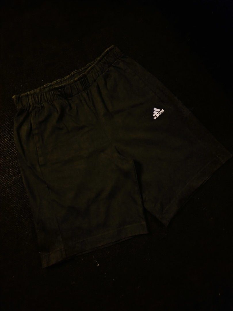 Adidas Small logo Short (Category: Shorts) located in San Fernando. Submitted by retro_d (Listing ID 1470549250, Image 1). Description: - Adidas Small logo Short - Size: W31-36/L-20/TH-13/LO-12 - Condition: Good - Color Rate: 9/10 - Issue: No Lace.