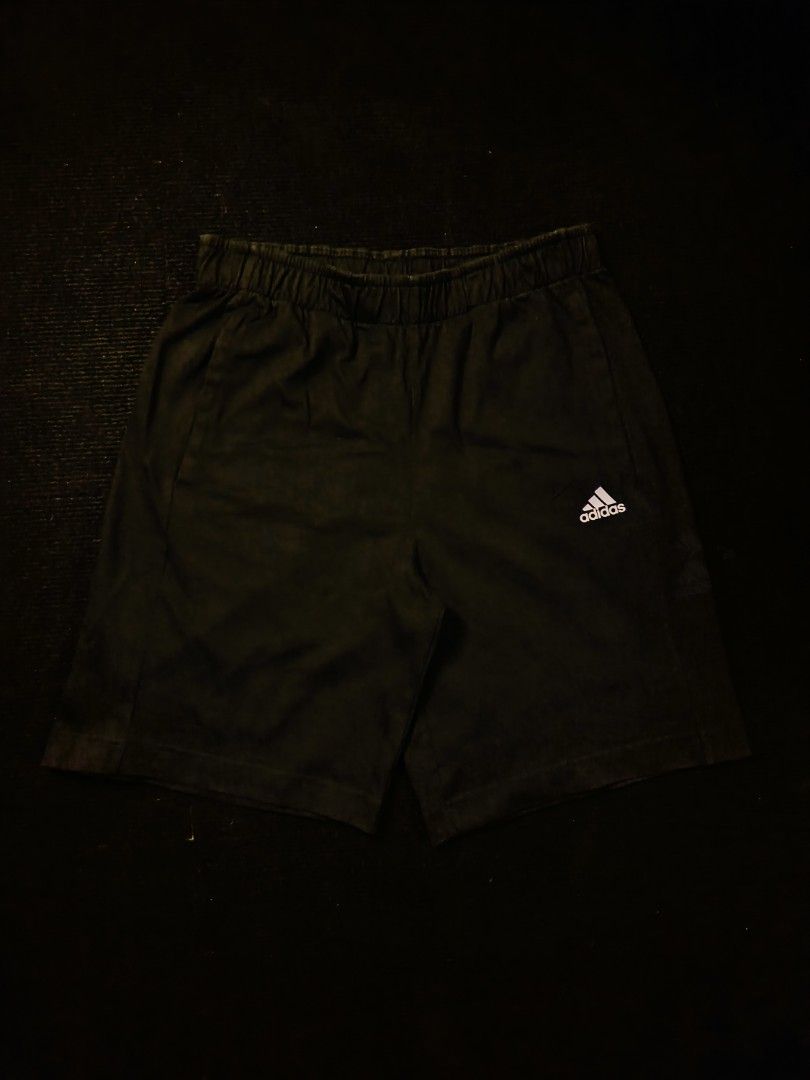 Adidas Small logo Short (Category: Shorts) located in San Fernando. Submitted by retro_d (Listing ID 1470549250, Image 2). Description: - Adidas Small logo Short - Size: W31-36/L-20/TH-13/LO-12 - Condition: Good - Color Rate: 9/10 - Issue: No Lace.