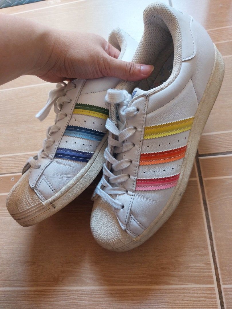Adidas Superstar Love Unites (Category: Sneakers) located in Marikina City. Submitted by margahuela (Listing ID 1470394328, Image 2). Description: RFS: DECLUTTERING Minimal heel drags, no cracks on the leather or holes on the inner sole. Needs cleaning. Price is negotiable for sure buyer. Size: US 8 1/2, UK 8, JP 265 Shipping c/o buyer via Lalamove or J&T..