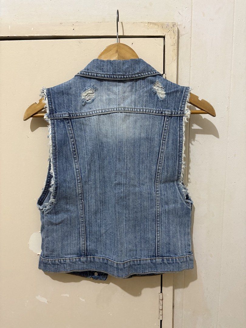 Aeropostale Denim Vest Size S (Category: Sleeveless) located in Manila. Submitted by affordeals (Listing ID 1470461639, Image 2). Description: - Brand: Aeropostale - Size: S - Color: Light blue wash - Design: Button-front closure, collar neckline - Pockets: Chest pockets and lower welt pockets - Details: Raw frayed armholes with distressed accents on the shoulders and back yoke - Fit/Style: Great layering piece for casual outfits.
