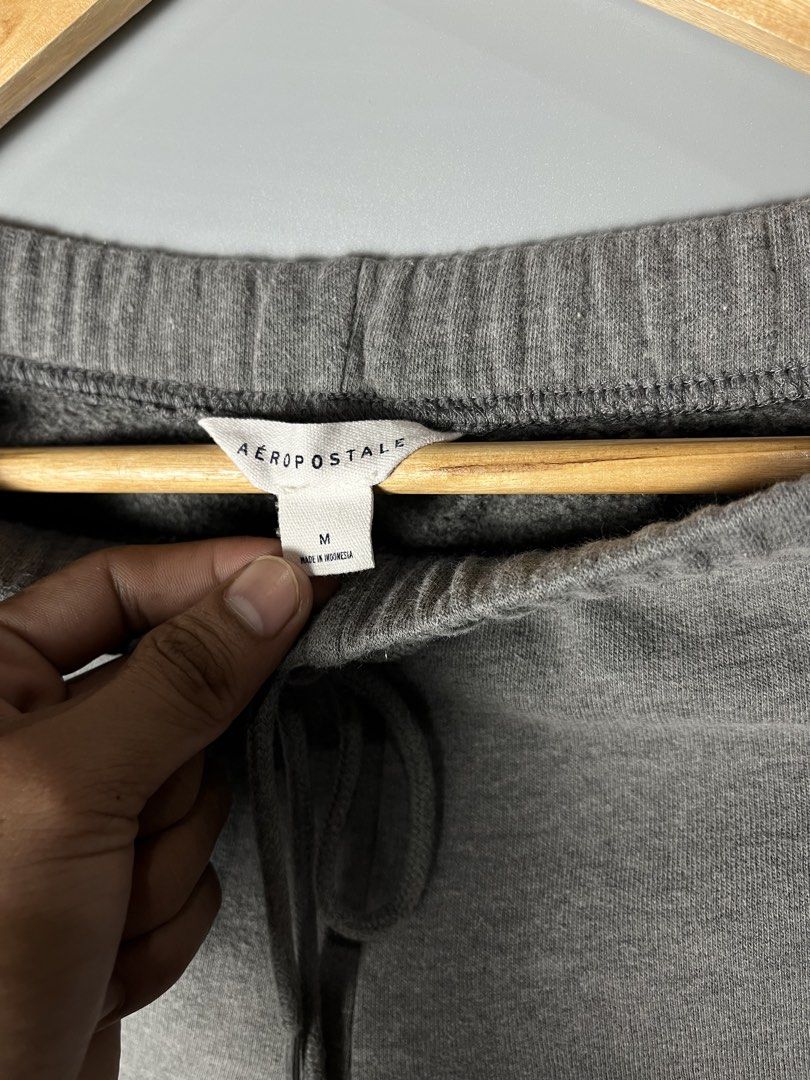 Aeropostale Grey Sweatpants Size M (Category: Joggers) located in Dagupan City. Submitted by loves2thrifth (Listing ID 1470422206, Image 3). Description: - Brand: Aeropostale - Size: Medium (Style 2985) - Color: Grey with white and burgundy logo lettering - Material: Cotton and polyester blend (very soft and warm) - Features: Drawstring waistband and ribbed ankle cuffs - L 35 inches - W 14 inches .