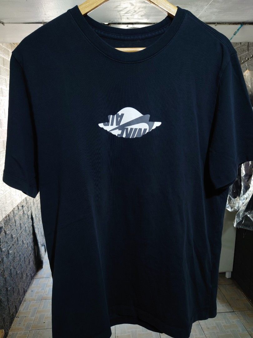 Air Jordan tshirt thrift (Category: Tshirts & Polo Shirts ) located in Paranaque City. Submitted by emzeicool48572 (Listing ID 1470393613, Image 2). Description: Size: XL on tag / Dimes: Large (21.5x29) Material: Cotton Color: Charcoal Black color rate: 9/10 Condition: 9/10 📍Tambo Paranaque 💸Payment: Pay Maya only 📦🚚 Delivery: Lalamove or j&t (order mo book mo) No return policy Buy at your own risk Don't expect too much from this product, it'