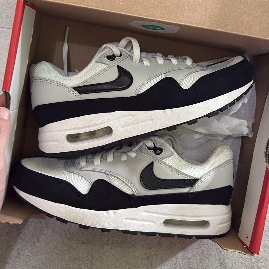 Airmax 1 White Black (Category: Sneakers) located in Manila. Submitted by topdawgwardrobe (Listing ID 1470421124, Image 1). Description: Airmax 1 White Black Complete OG Box With paperbag Brandnew 5y / 6.5 womens ₱2300 Issue: Display pair (left shoe).