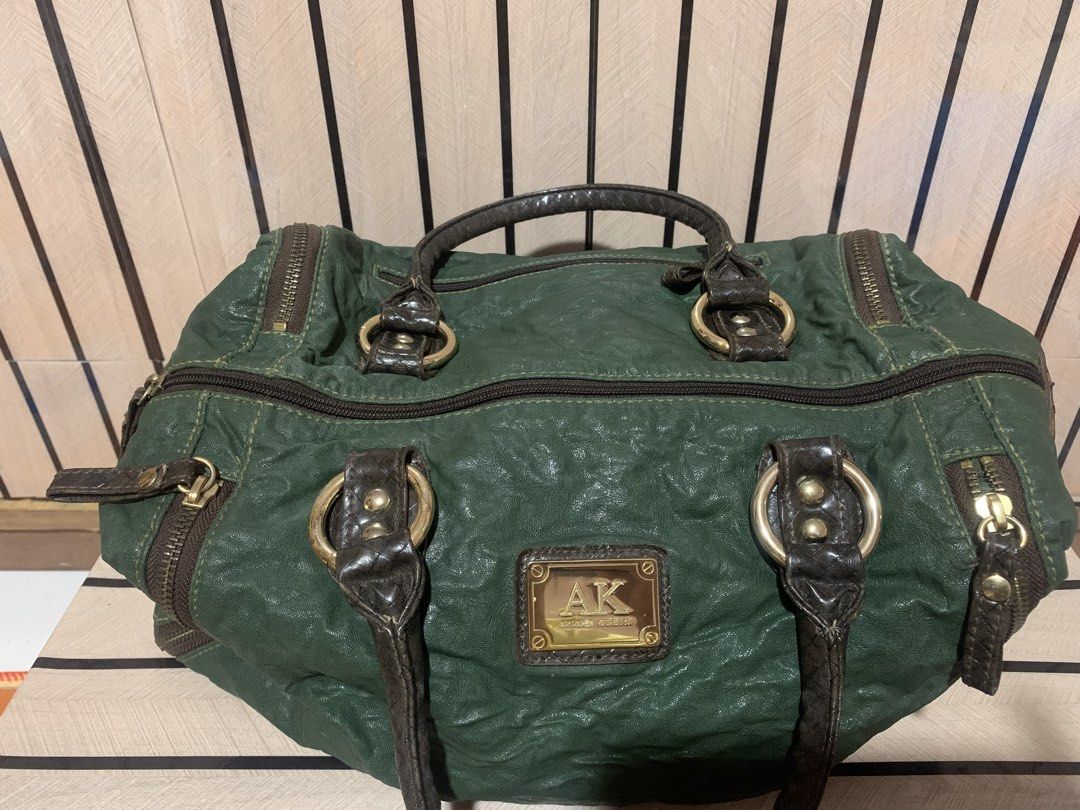 AK Distressed Leather Boston (Category: Shoulder Bags) located in San Fernando. Submitted by preluxuria_online_shop (Listing ID 1470376503, Image 3). Description: .