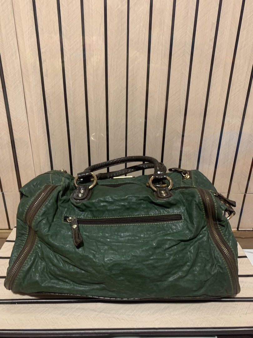 AK Distressed Leather Boston (Category: Shoulder Bags) located in San Fernando. Submitted by preluxuria_online_shop (Listing ID 1470376503, Image 2). Description: .