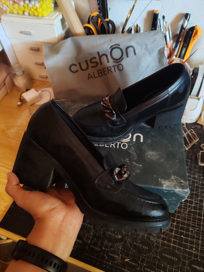Alberto Gretel Pumps size 36 (Category: Loafers) located in San Antonio. Submitted by eriiezip (Listing ID 1470391390, Image 3). Description: Alberto Gretel Pumps Black size 36 -- this is brand new once lang po naisuot rfs: mas gusto ng flats pang pasok sa school price: 700 free shipping if Luzon lang papadala Inclusions: shoes, box, pouch.