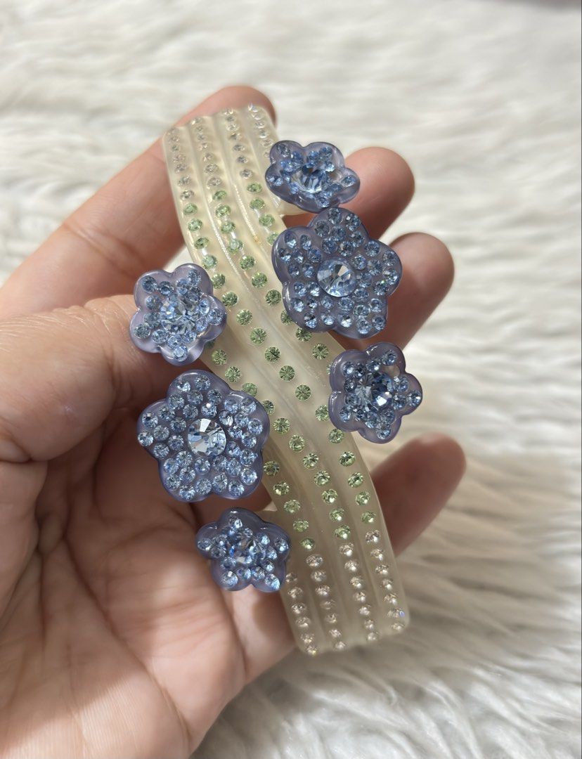 Alexandre de Paris Hair Barette (Category: Hair Accessories) located in Paranaque City. Submitted by dalle_closet (Listing ID 1470380729, Image 2). Description: ang ganda nito made in france missing lang yung 2 stones see last 2 pics. pero not obvious naman pag gamit na.