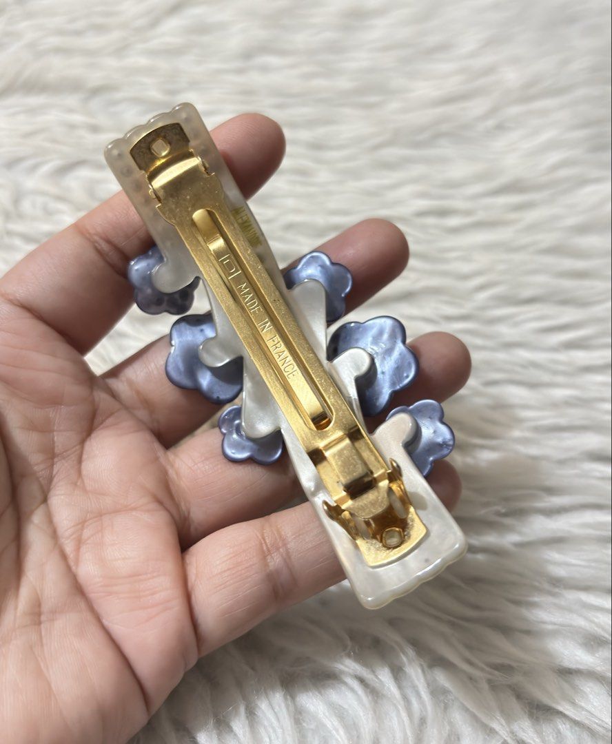 Alexandre de Paris Hair Barette (Category: Hair Accessories) located in Paranaque City. Submitted by dalle_closet (Listing ID 1470380729, Image 3). Description: ang ganda nito made in france missing lang yung 2 stones see last 2 pics. pero not obvious naman pag gamit na.