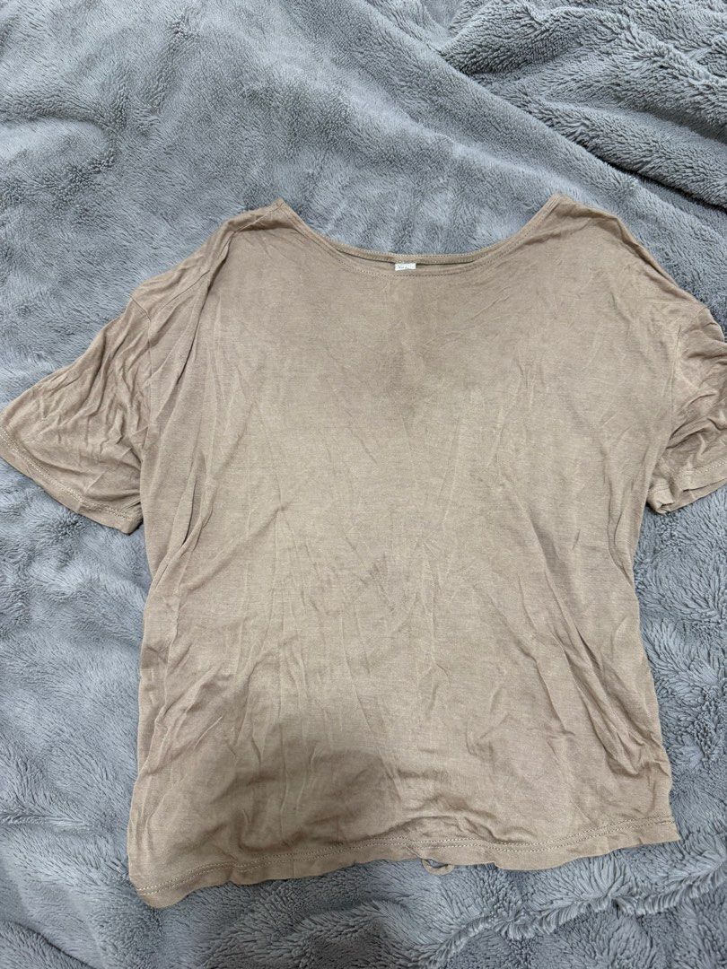 Alo Yoga Lace Up Top (Category: Activewear) located in Dasmarinas. Submitted by shoppingaccount__ (Listing ID 1470458761, Image 2). Description: medium on tag.