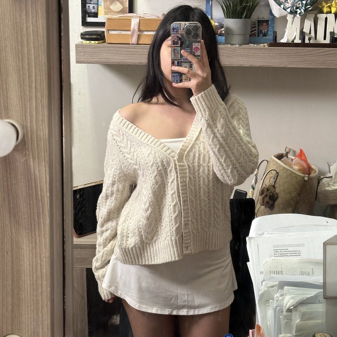 American Eagle AE Cable Knit Cardigan (Category: Coats, Jackets and Outerwear) located in Cainta. Submitted by yayitsianm (Listing ID 1470452642, Image 3). Description: i love this cardigan so much i'm actually sick to my stomach! but i don't use it medium on tag.